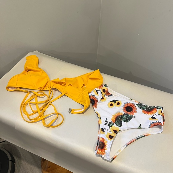 ✨2/$10 BNWOT Shein Sunflower Bikini Set 🌻 - Picture 2 of 4
